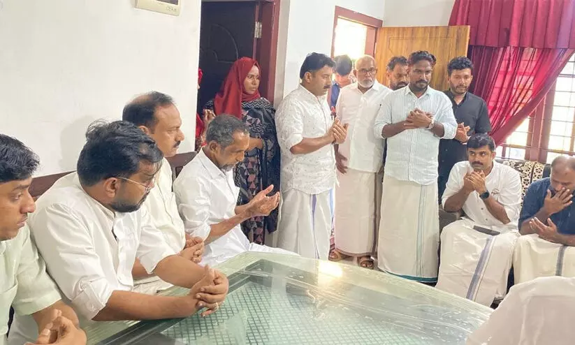 ‘അഷ്റഫ് പാക് അനുകൂല മുദ്രാവാക്യം വിളിച്ചെന്നത് കള്ളപ്രചാരണം’ -മംഗളൂരുവിൽ സംഘ്പരിവാറുകാർ തല്ലിക്കൊന്ന മലയാളിയുടെ വീട് സന്ദർശിച്ച് യൂത്ത് ലീഗ് ദേശീയ നേതൃത്വം