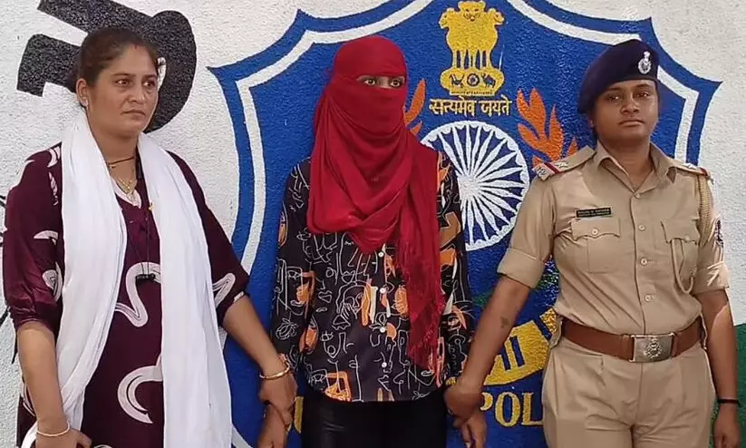 പതിമൂന്നുകാരനായ വിദ്യാർഥിയിൽ നിന്ന് ഗർഭിണിയായി അധ്യാപിക; പോക്സോ കേസ്