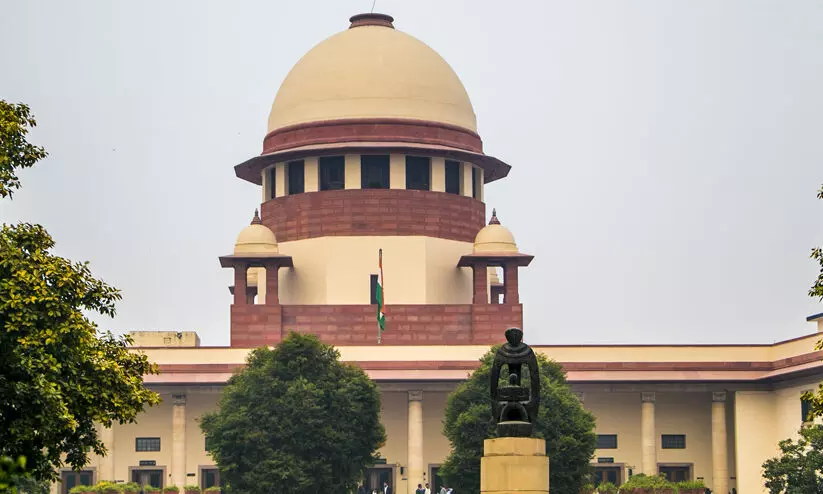 നാടുകടത്തൽ നേരിടുന്ന കുടുംബത്തിന് സംരക്ഷണവുമായി സുപ്രീം കോടതി; രേഖകൾ പരിശോധിച്ചു മാത്രം നടപടിയെന്ന് കർശന നിർദേശം നാടുകടത്തൽ നേരിടുന്ന കുടുംബത്തിന് സംരക്ഷണവുമായി സുപ്രീം കോടതി; രേഖകൾ പരിശോധിച്ചു മാത്രം നടപടിയെന്ന് കർശന നിർദേശം