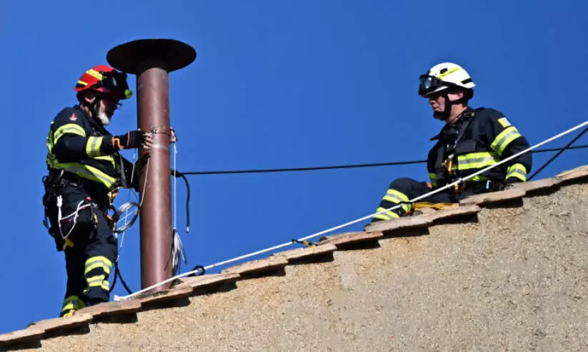 മാർപാപ്പ തെരഞ്ഞെടുപ്പിന് ഒരുക്കം തകൃതി; പുകക്കുഴൽ സ്ഥാപിച്ചു, കോ​ൺ​ക്ലേ​വ് ഏ​ഴു​മു​ത​ൽ