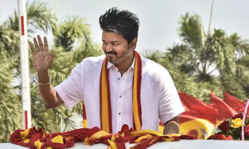 ഹെൽമെറ്റ് ഇല്ലാതെ ഫോളോ ചെയ്യരുത്; ആരാധകരുടെ സുരക്ഷയെക്കുറിച്ച് ആശങ്കയുണ്ടെന്ന് വിജയ്