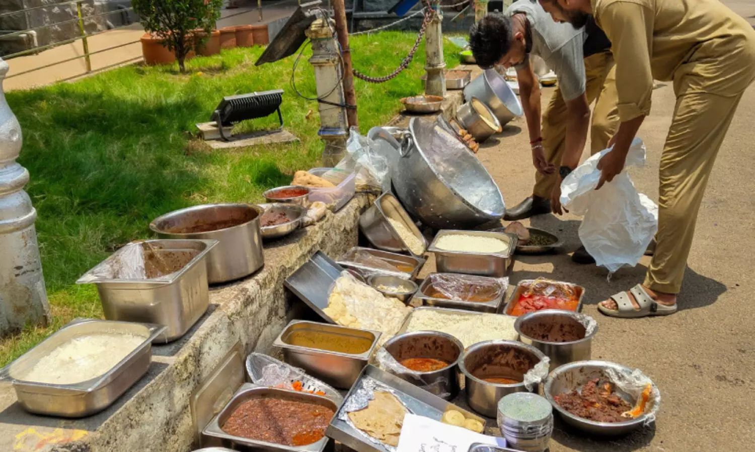 തൃശൂരിലെ ഹോട്ടലുകളിൽനിന്ന്​ പഴകിയ ഭക്ഷണം പിടികൂടി