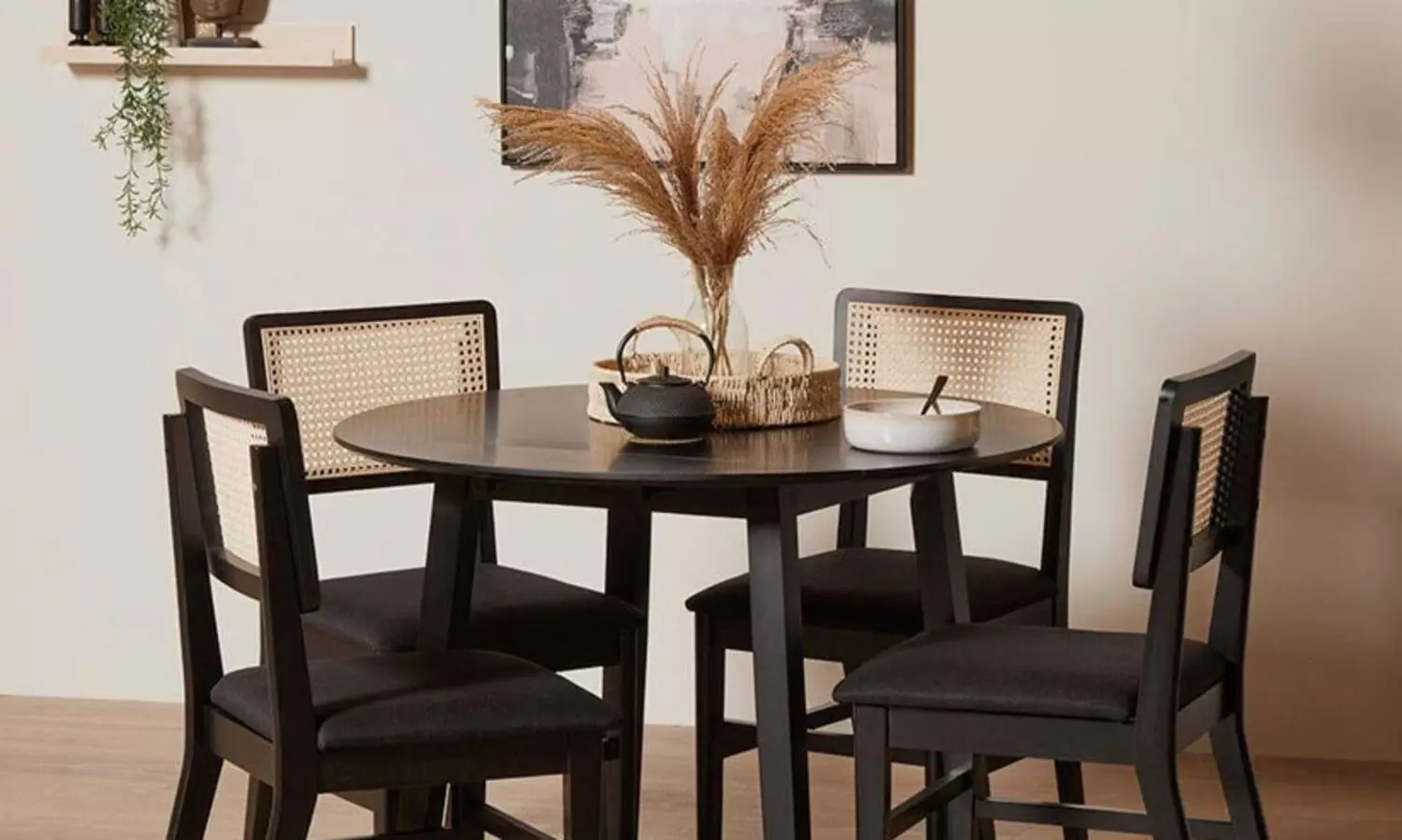 നിങ്ങളുടെ ഡൈനിങ് റൂം ചെറുതാണോ?   എങ്കിൽ അവ വലുതാക്കാനുള്ള ​നുറുങ്ങു വിദ്യകളിതാ...