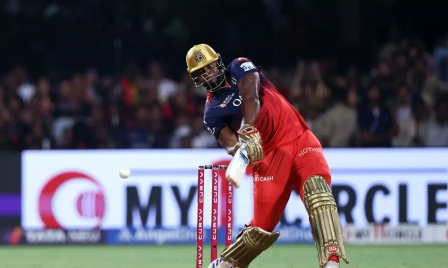 കൊടുങ്കാറ്റായി റൊമാരിയോ ഷെപേർഡ് (14 പന്തിൽ 53*); ആർ.സി.ബിക്കെതിരെ സൂപ്പർ കിങ്സിന് 214 റൺസ് വിജയലക്ഷ്യം