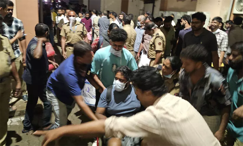 മെഡിക്കൽ കോളജിലെ തീപിടിത്തം: അഞ്ചുപേരുടെ മരണകാരണം സംബന്ധിച്ച് അവ്യക്തത; പോസ്റ്റ്മോർട്ടം ഇന്ന് മെഡിക്കൽ കോളജിലെ തീപിടിത്തം: അഞ്ചുപേരുടെ മരണകാരണം സംബന്ധിച്ച് അവ്യക്തത; പോസ്റ്റ്മോർട്ടം ഇന്ന്