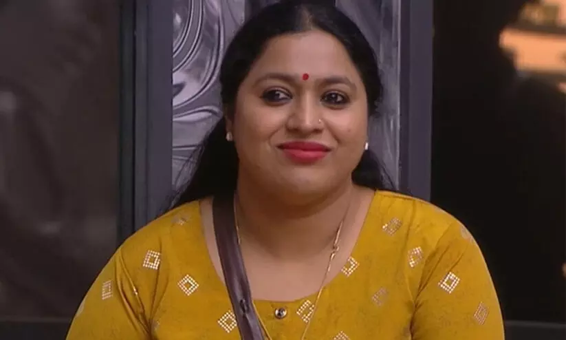 ചേർത്ത് വെച്ചാലും ചേരാത്ത ജീവിതത്തിൽ നിന്നും പിൻവാങ്ങുകയാണ്; വിവാഹമോചനം പ്രഖ്യാപിച്ച് ലക്ഷ്മിപ്രിയ, പിന്നാലെ പോസ്റ്റ് നീക്കി