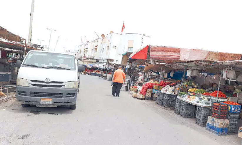 ജി​ദാ​ഫ് സെ​ൻ​ട്ര​ൽ മാ​ർ​ക്ക​റ്റ് പു​റം ക​ച്ച​വ​ടത്തിനെ​തി​രെ മു​നി​സി​പ്പാ​ലി​റ്റി