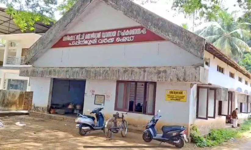 പാപ്പിനിശ്ശേരി, അഴീക്കോട് മൂന്നുനിരത്ത് ദിനേശ് ബീഡി ശാഖ അടച്ചുപൂട്ടി