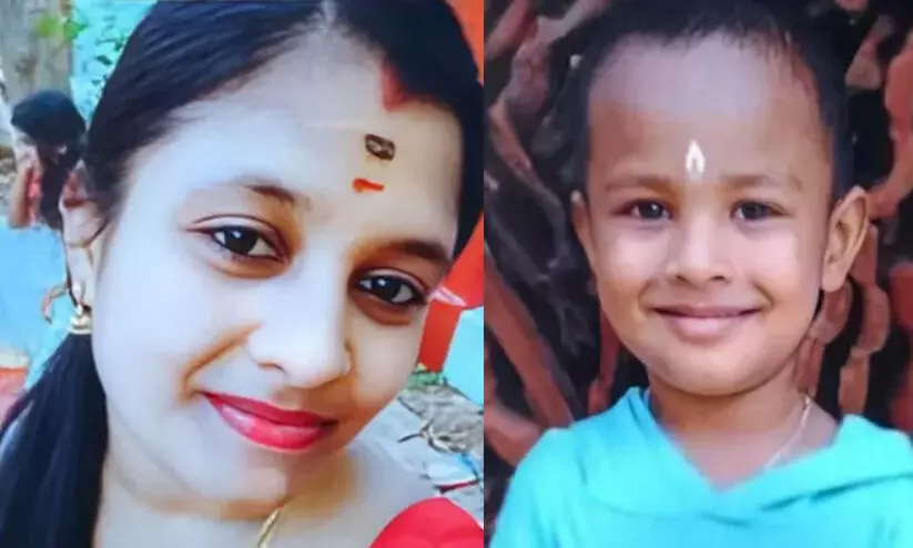 സ്കൂട്ടർ നിയന്ത്രണംവിട്ട് റോഡരികിൽ കൂട്ടിയിട്ട പൈപ്പിൽ തട്ടി മറിഞ്ഞു; പാലക്കാട് അമ്മക്കും കുഞ്ഞിനും ദാരുണാന്ത്യം