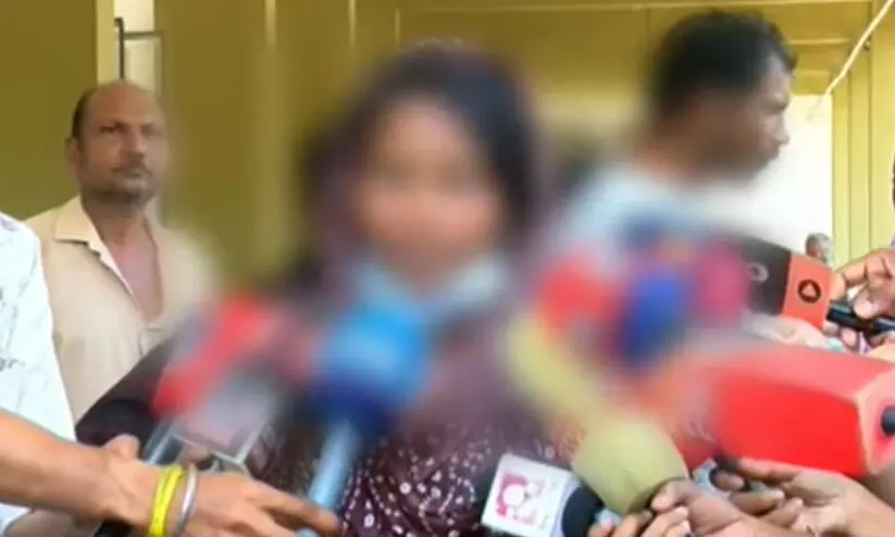 ‘താറാവിനെ പിടിക്കാൻ പട്ടി വന്നപ്പോൾ മോൾ അതിനെ ഓടിച്ചതാ... സോപ്പിട്ട് മുറിവ് നന്നായി കഴുകിയിരുന്നു’ -കൊല്ലത്ത് പേവിഷബാധയേറ്റ കുട്ടിയുടെ മാതാവ് ‘താറാവിനെ പിടിക്കാൻ പട്ടി വന്നപ്പോൾ മോൾ അതിനെ ഓടിച്ചതാ... സോപ്പിട്ട് മുറിവ് നന്നായി കഴുകിയിരുന്നു’ -കൊല്ലത്ത് പേവിഷബാധയേറ്റ കുട്ടിയുടെ മാതാവ്