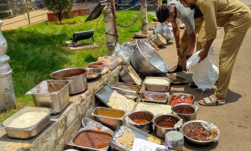 തൃശൂരിലെ ഹോട്ടലുകളിൽനിന്ന് പഴകിയ ഭക്ഷണം പിടികൂടി തൃശൂരിലെ ഹോട്ടലുകളിൽനിന്ന് പഴകിയ ഭക്ഷണം പിടികൂടി