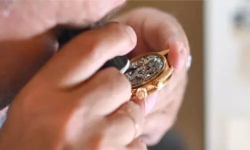 ആ​ഡം​ബ​ര വാ​ച്ച് മോ​ഷ്ടി​ച്ച സ്ത്രീ ​പി​ടി​യി​ൽ