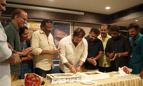 ചടങ്ങ് ഇനിയുമുണ്ടാകുമോ എന്ന് മോഹൻലാൽ, വല്യപരിപാടി പുറകെയെന്ന് രഞ്ജിത്ത്; ഹൃദയപൂർവ്വം ലൊക്കേഷനിൽ തുടരും വിജയാഘോഷം