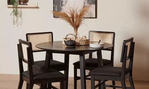 നിങ്ങളുടെ ഡൈനിങ് റൂം ചെറുതാണോ?   എങ്കിൽ അവ വലുതാക്കാനുള്ള ​നുറുങ്ങു വിദ്യകളിതാ...