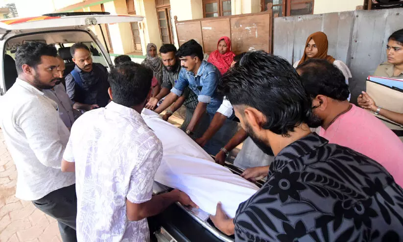 മാ​യു​ന്നി​ല്ല ന​ടു​ക്ക​ത്തി​ന്റെ പു​ക​ച്ചു​രു​ളു​ക​ൾ