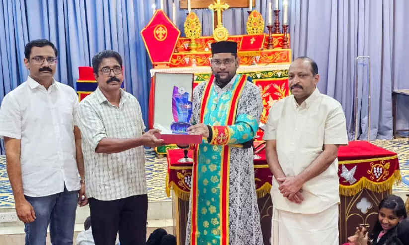 സ്റ്റീ​ഫ​ൻ മാ​ത്യു​വി​ന് യാ​ത്ര​യ​യ​പ്പ് ന​ൽ​കി