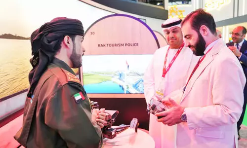 എ.​ടി.​എ​മ്മി​ല്‍ സു​ര​ക്ഷാ സേ​വ​ന​ങ്ങ​ള്‍ പ്ര​ദ​ര്‍ശി​പ്പി​ച്ച് റാ​ക് പൊ​ലീ​സ്