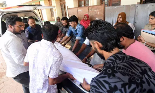 മാ​യു​ന്നി​ല്ല ന​ടു​ക്ക​ത്തി​ന്റെ പു​ക​ച്ചു​രു​ളു​ക​ൾ