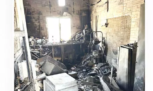 തീപിടിത്തത്തെത്തുടർന്ന് വീട് കത്തിനശിച്ചു