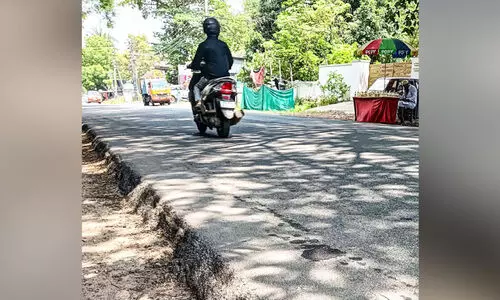 റോ​ഡി​ന് നി​ര​പ്പ് വ്യ​ത്യാ​സം; അ​പ​ക​ട​ത്തി​ലേ​ക്ക് ഓ​ടി​ച്ചു​ക​യ​റി വാ​ഹ​ന​ങ്ങ​ൾ