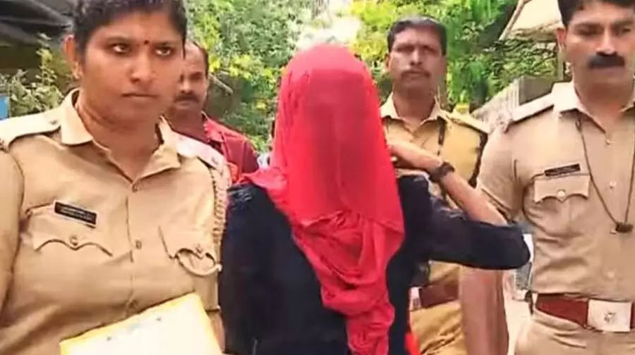 140 കി.മീ ദൂരെയുള്ള പരീക്ഷാ സെന്ററിൽ പോകില്ലെന്ന് കരുതി; നീറ്റ് വ്യാജ ഹാൾടിക്കറ്റ് നിർമിച്ചത് അക്ഷയ കേന്ദ്രത്തിൽ; കുറ്റം സമ്മതിച്ച് ജീവനക്കാരി 140 കി.മീ ദൂരെയുള്ള പരീക്ഷാ സെന്ററിൽ പോകില്ലെന്ന് കരുതി; നീറ്റ് വ്യാജ ഹാൾടിക്കറ്റ് നിർമിച്ചത് അക്ഷയ കേന്ദ്രത്തിൽ; കുറ്റം സമ്മതിച്ച് ജീവനക്കാരി