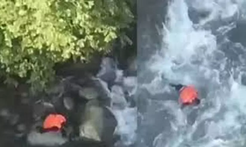 ഭീകരർക്ക് ഭക്ഷണവും ഒളിത്താവളവും നൽകി സഹായിച്ചു; പൊലീസിൽ നിന്ന് രക്ഷപ്പെടാൻ നദിയിൽ ചാടിയ കശ്മീർ യുവാവ് മരിച്ചു ഭീകരർക്ക് ഭക്ഷണവും ഒളിത്താവളവും നൽകി സഹായിച്ചു; പൊലീസിൽ നിന്ന് രക്ഷപ്പെടാൻ നദിയിൽ ചാടിയ കശ്മീർ യുവാവ് മരിച്ചു