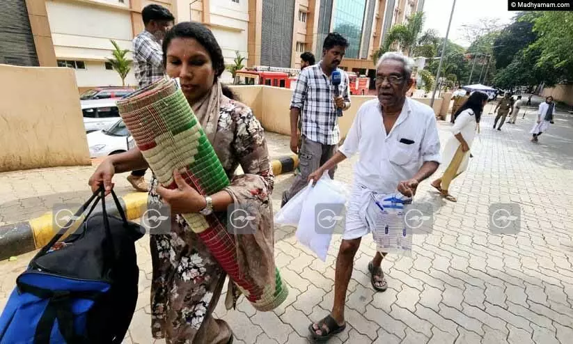 കോഴിക്കോട് മെഡിക്കൽ കോളജിലെ അത്യാഹിത വിഭാഗത്തിൽ വീണ്ടും പുക കോഴിക്കോട് മെഡിക്കൽ കോളജിലെ അത്യാഹിത വിഭാഗത്തിൽ വീണ്ടും പുക