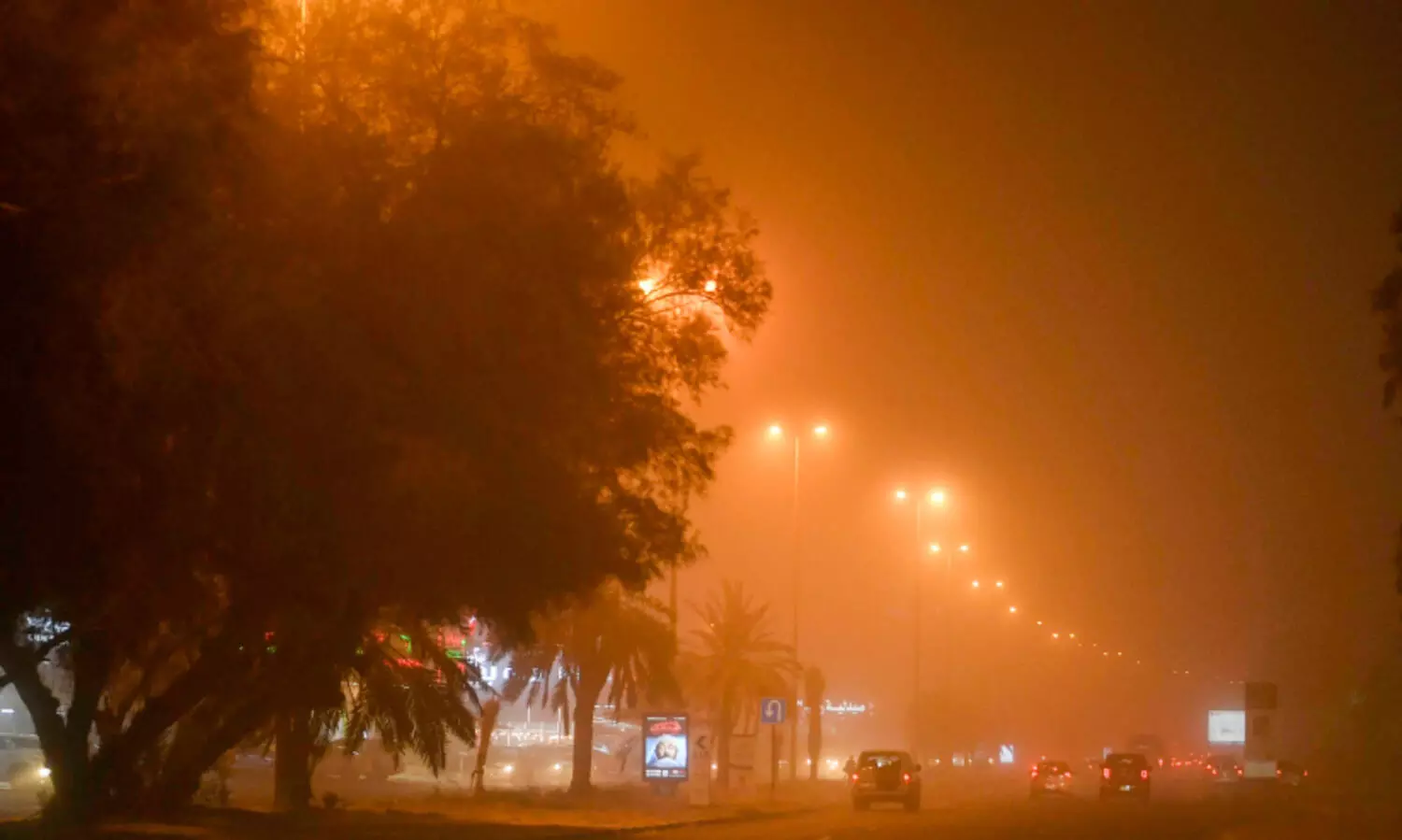 വ​ല്ലാ​ത്തൊ​രു കാ​റ്റ്... ; അ​സ്ഥി​ര കാ​ലാ​വ​സ്ഥ തു​ട​രും