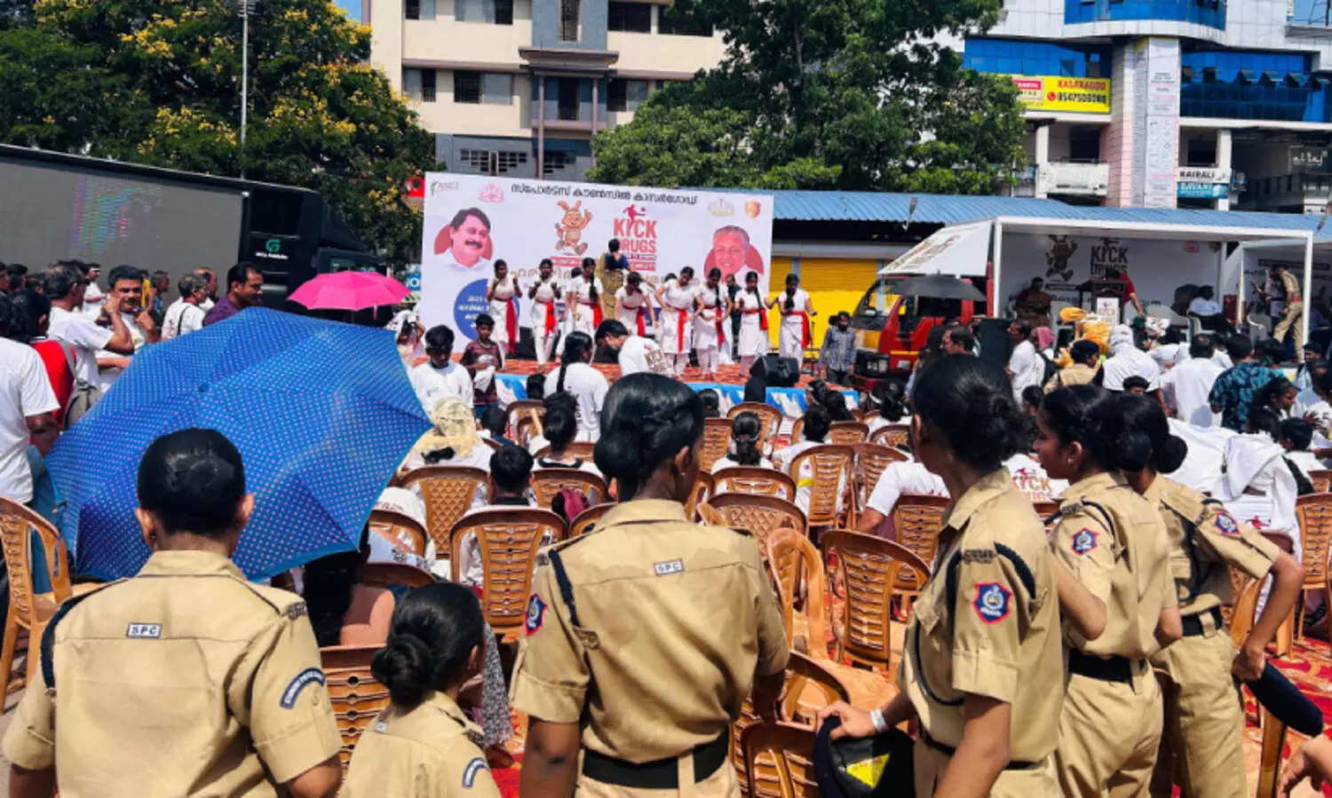 വെ​യി​ല​ത്തു​ നി​ന്ന് ‘കി​ക്കാ​യി’...!;  ‘കി​ക് ഡ്ര​ഗ്സിൽ കു​ട്ടി​കളടക്കം പൊ​രി​വെ​യി​ലി​ൽ നി​ന്നത് ​ഒ​രു​മ​ണി​ക്കൂ​റോ​ളം
