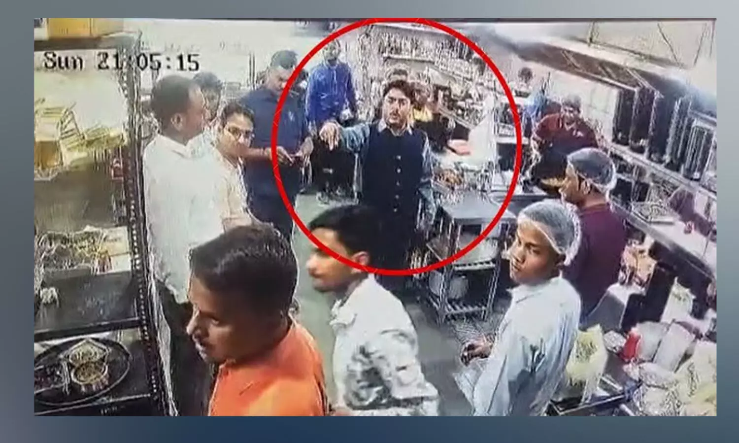 ഹോട്ടലിൽ കയറി മന്ത്രിയുടെയും സംഘത്തിന്റെയും ‘ഷോ ഓഫ്’, വിവാദമായതോടെ പരിശോധന നടത്താൻ കയറിയതാണെന്ന് വാദം