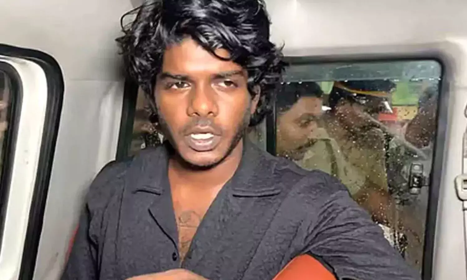 വേടനെതിരെ പുലിപ്പല്ല് കേസെടുത്ത കോടനാട് റേഞ്ച് ഓഫിസർക്ക് സ്ഥലംമാറ്റം; അന്വേഷണ വിവരങ്ങൾ വെളിപ്പെടുത്തിയതിനാണ് നടപടി