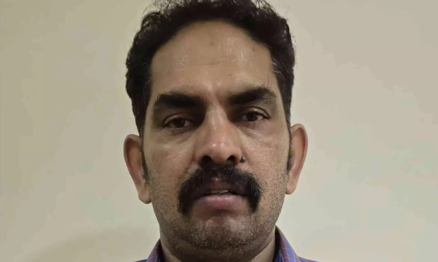 മസ്ജിദ് വരാന്തയിൽ വിശ്രമിച്ചു, ജീവനക്കാരൻ പോയതോടെ അകത്ത് കയറി വാതിലടച്ച്  നേർച്ചക്കുറ്റികളിൽ നിന്ന് വിദഗ്ധമായി പണം കവർന്നു; കുപ്രസിദ്ധ മോഷ്ടാവിനെ നാട്ടുകാർ കൈയോടെ പിടികൂടി