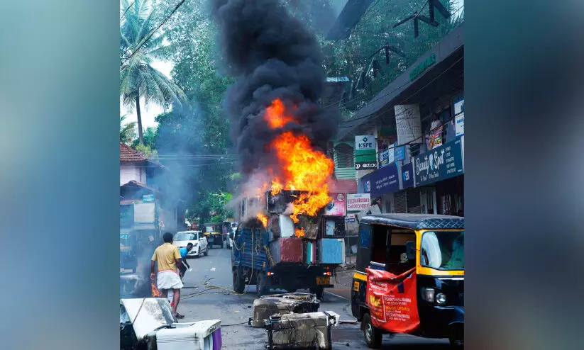അ​ങ്ങാ​ടി​പ്പു​റ​ത്ത് ഓ​ടു​ന്ന ലോ​റി​യിൽ തീ​പി​ടി​ത്തം; ചരക്കുകൾ കത്തിനശിച്ചു