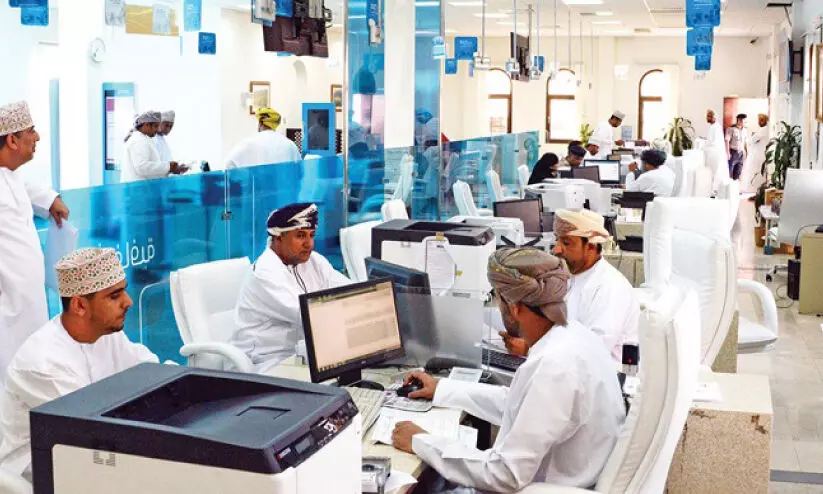 ഒ​രു​വ​ർ​ഷ​ത്തി​നു​ള്ളി​ൽ വാ​ണി​ജ്യ സ്ഥാ​പ​ന​ങ്ങ​ളി​ൽ ഒ​മാ​നി​യെ നി​യ​മി​ക്ക​ൽ; കൂ​ടു​ത​ൽ വ്യ​ക്ത​ത​യു​മാ​യി തൊ​ഴി​ൽ മ​ന്ത്രാ​ല​യം