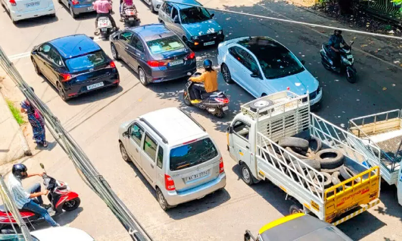 കാ​ഞ്ഞി​ര​പ്പ​ള്ളിയിലെ അനധികൃത പാർക്കിങ്; ഗതാഗതക്കുരുക്കും അപകടഭീഷണിയും