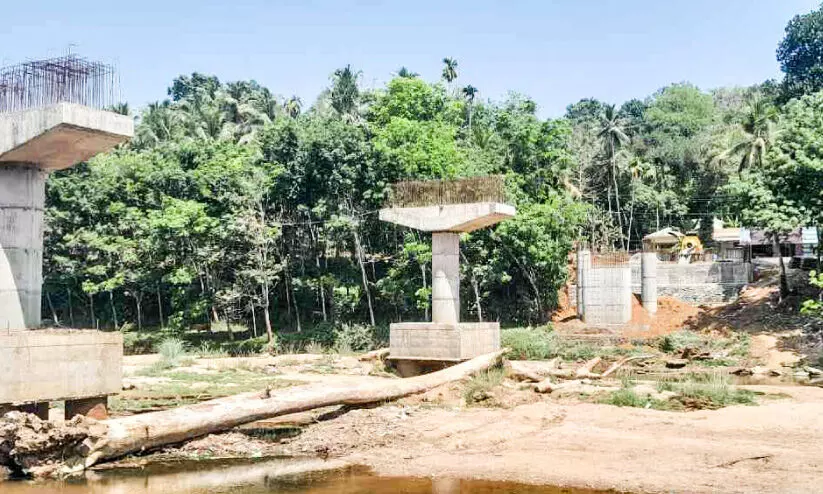 സ്ഥലമേറ്റെടുപ്പ് പൂർത്തിയായില്ല ; പണമില്ല, പണിയുമില്ല, പാലവുമില്ല