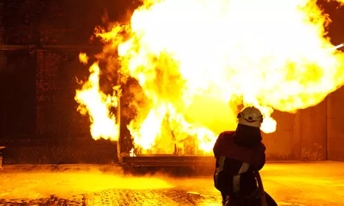 അ​ബൂ​ദ​ബി മു​സ​ഫ​യി​ൽ ക​ട​ക്ക്​ തീ​പി​ടി​ച്ചു