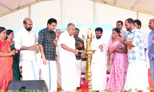 സർക്കാർ പരിപാടി വേദിയിൽ മുഖ്യമന്ത്രിക്കൊപ്പം സി.പി.എം ജില്ല സെക്രട്ടറി; രാജീവ് ചന്ദ്രശേഖറിനെ വെള്ള പൂശാനാണ് അനാവശ്യ വിവാദമെന്ന് കെ.കെ. രാഗേഷ്