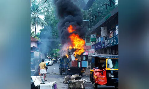 അ​ങ്ങാ​ടി​പ്പു​റ​ത്ത് ഓ​ടു​ന്ന ലോ​റി​യിൽ തീ​പി​ടി​ത്തം; ചരക്കുകൾ കത്തിനശിച്ചു