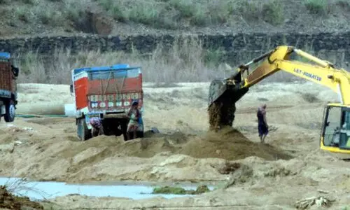 അധികൃതരുടെ ക​ണ്ണു​വെ​ട്ടി​ച്ച് അ​ന​ധി​കൃ​ത മ​ണ്ണ്-​മ​ണ​ല്‍ക്ക​ട​ത്ത്