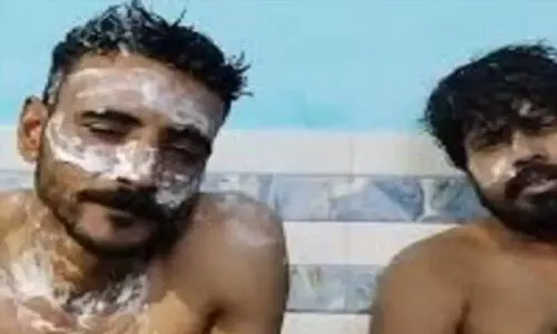 ഭക്ഷണത്തിനൊപ്പം സാലഡ് ചോദിച്ചു; യുവാക്കളുടെ ശരീരത്തിൽ തിളച്ച എണ്ണയൊഴിച്ച് ഉപ്പും മുളകും വിതറി ഹോട്ടലുടമ