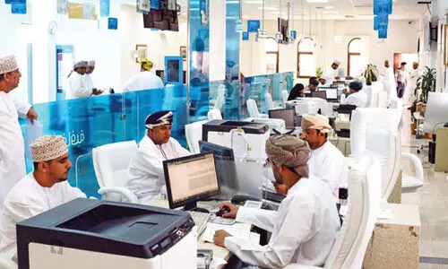 ഒ​രു​വ​ർ​ഷ​ത്തി​നു​ള്ളി​ൽ വാ​ണി​ജ്യ സ്ഥാ​പ​ന​ങ്ങ​ളി​ൽ ഒ​മാ​നി​യെ നി​യ​മി​ക്ക​ൽ; കൂ​ടു​ത​ൽ വ്യ​ക്ത​ത​യു​മാ​യി തൊ​ഴി​ൽ മ​ന്ത്രാ​ല​യം