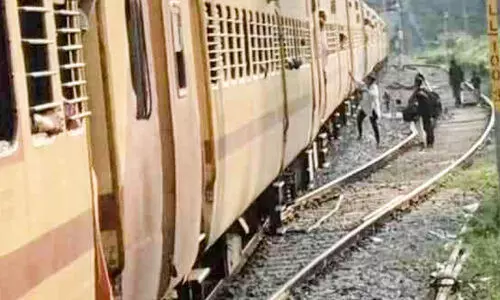 പ​റ​ളി റെ​യി​ൽ​വേ സ്റ്റേ​ഷ​നും വേ​​ണ്ടേ വി​ക​സ​നം?