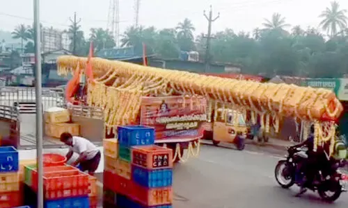 സൗഹാർദം അടയാളപ്പെടുത്തി വൻ ക്ഷേത്രകൊടിമരം ചുരംകയറി സൗഹാർദം അടയാളപ്പെടുത്തി വൻ ക്ഷേത്രകൊടിമരം ചുരംകയറി