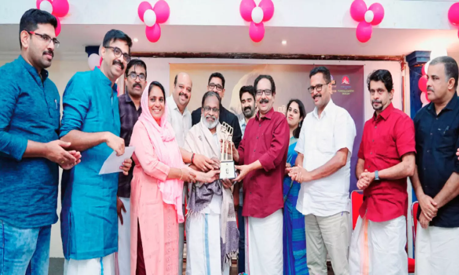 സി.​കെ ച​ന്ദ്ര​പ്പ​ൻ സ്മൃ​തി പു​ര​സ്‌​കാ​രം സ​മ്മാ​നി​ച്ചു