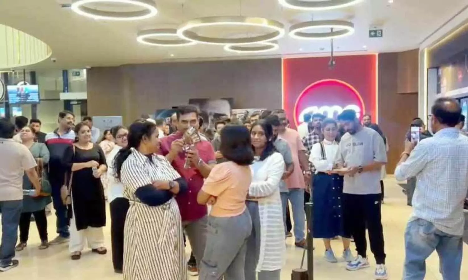 ‘തു​ട​രും’ ഫാ​ൻ​സ് ഷോ ​ഒ​രു​ക്കി​ ലാ​ൽ​കെ​യേ​ഴ്​​സ്​ വ​നി​ത വി​ങ്​