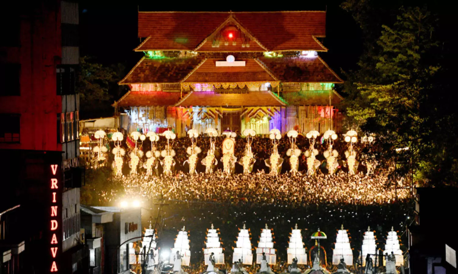 യന്ത്രക്കുടയും പൂരപ്പന്തലും അർധനാരീശ്വരനും അഴകായി, ആവേശമായി കുടമാറ്റം