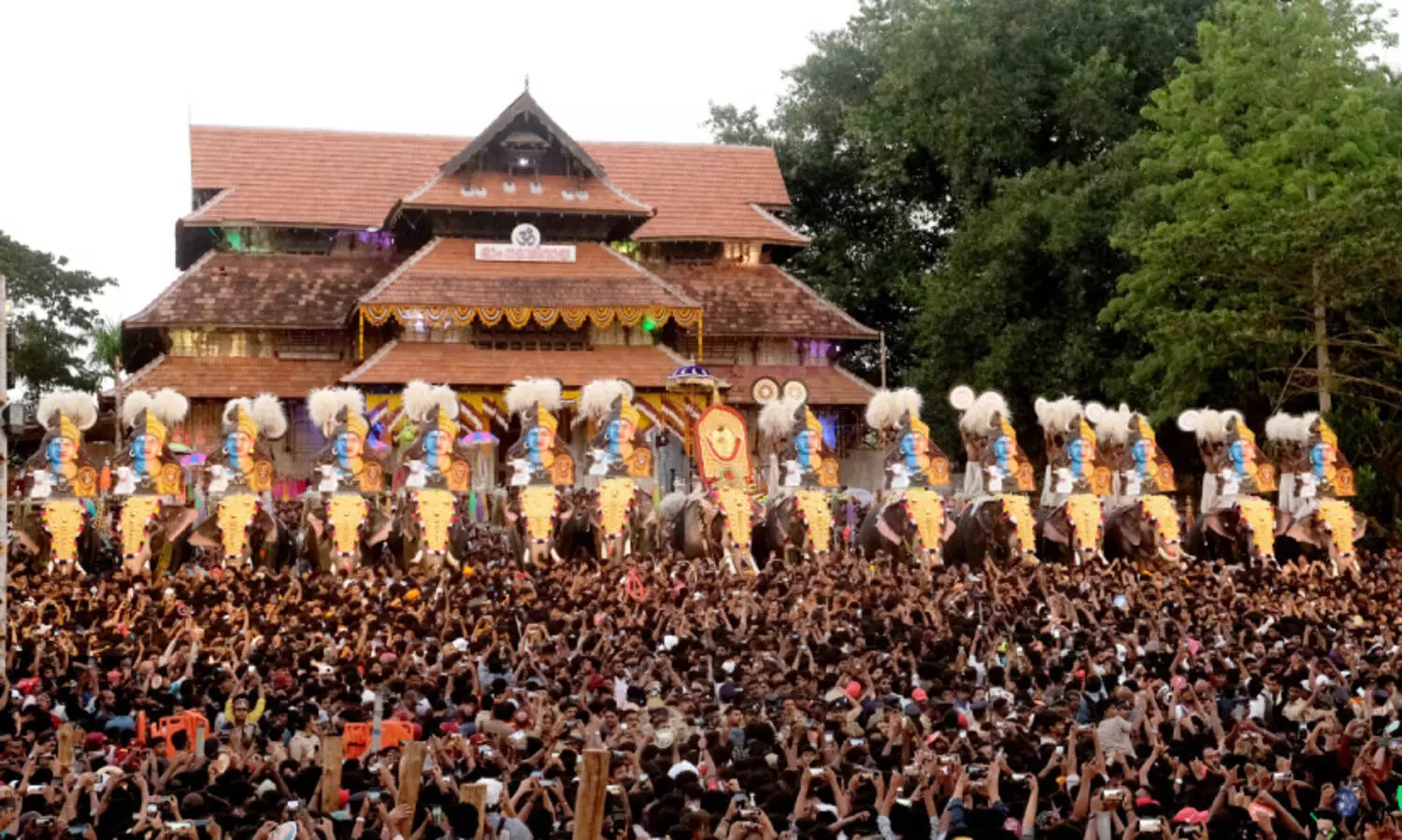 മ​ന​വും മാ​ന​വും നി​റ​ച്ച് പെ​യ്തി​റ​ങ്ങി പൂ​ര​ക്കാ​ഴ്ച