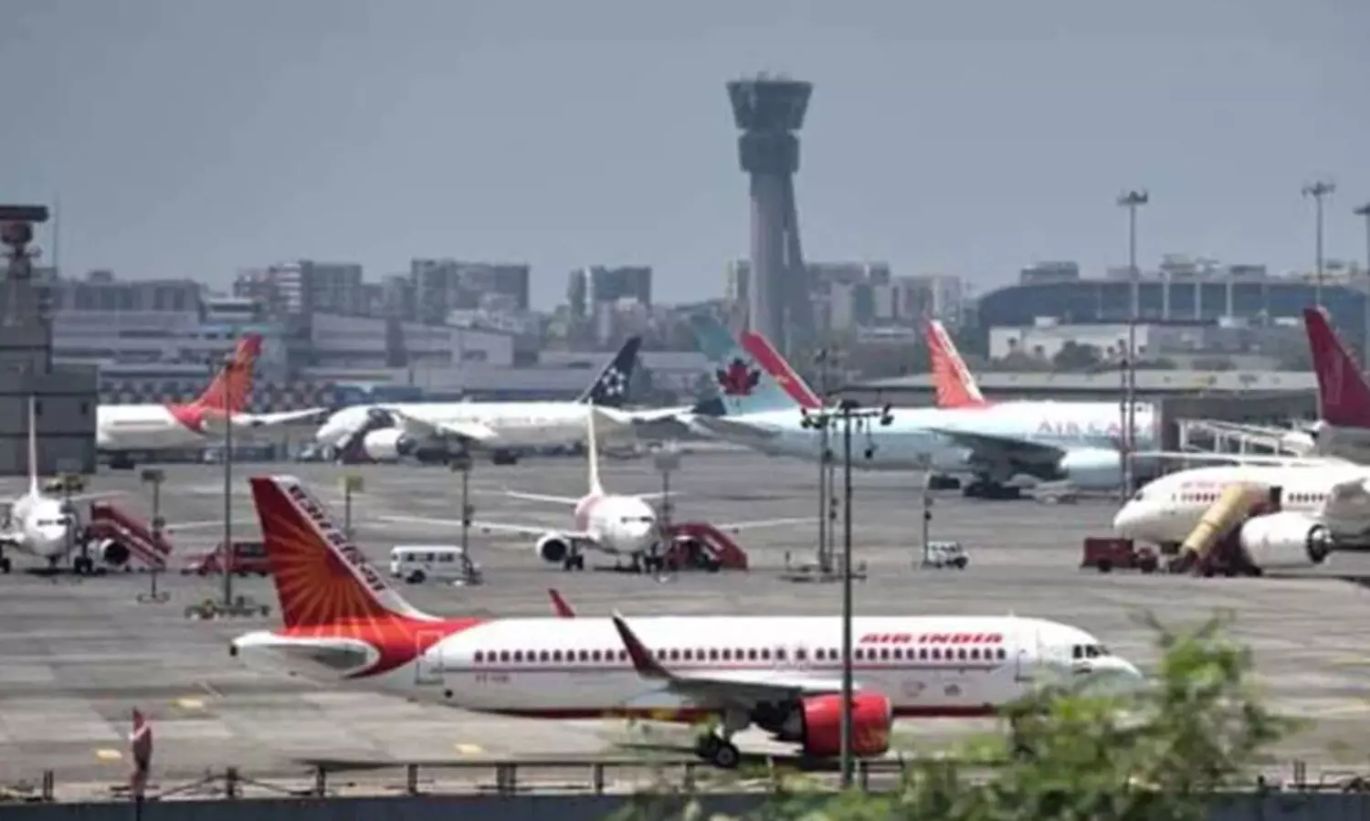 രാജ്യം ജാഗ്രതയിൽ; 18 വിമാനത്താവളങ്ങള്‍ അടച്ചു, 200ലധികം വിമാനങ്ങൾ റദ്ദാക്കി