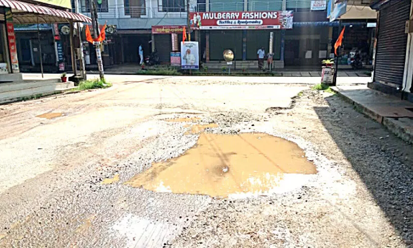 ഒറ്റ മഴയിൽ കുളമായി ചാമംപതാൽ എസ്.ബി.ടി കവല